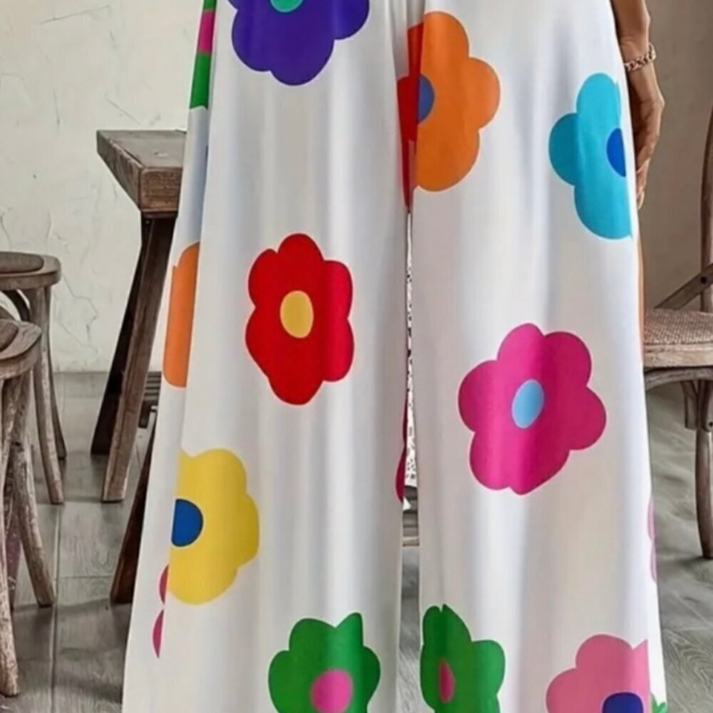 NWOT Adorable Floral Pants Size Small - Picture 2 of 5